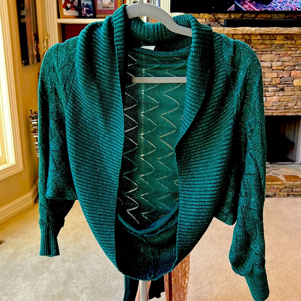 Cute little sweater! This pairs well with all balk and is nice for the holidays!